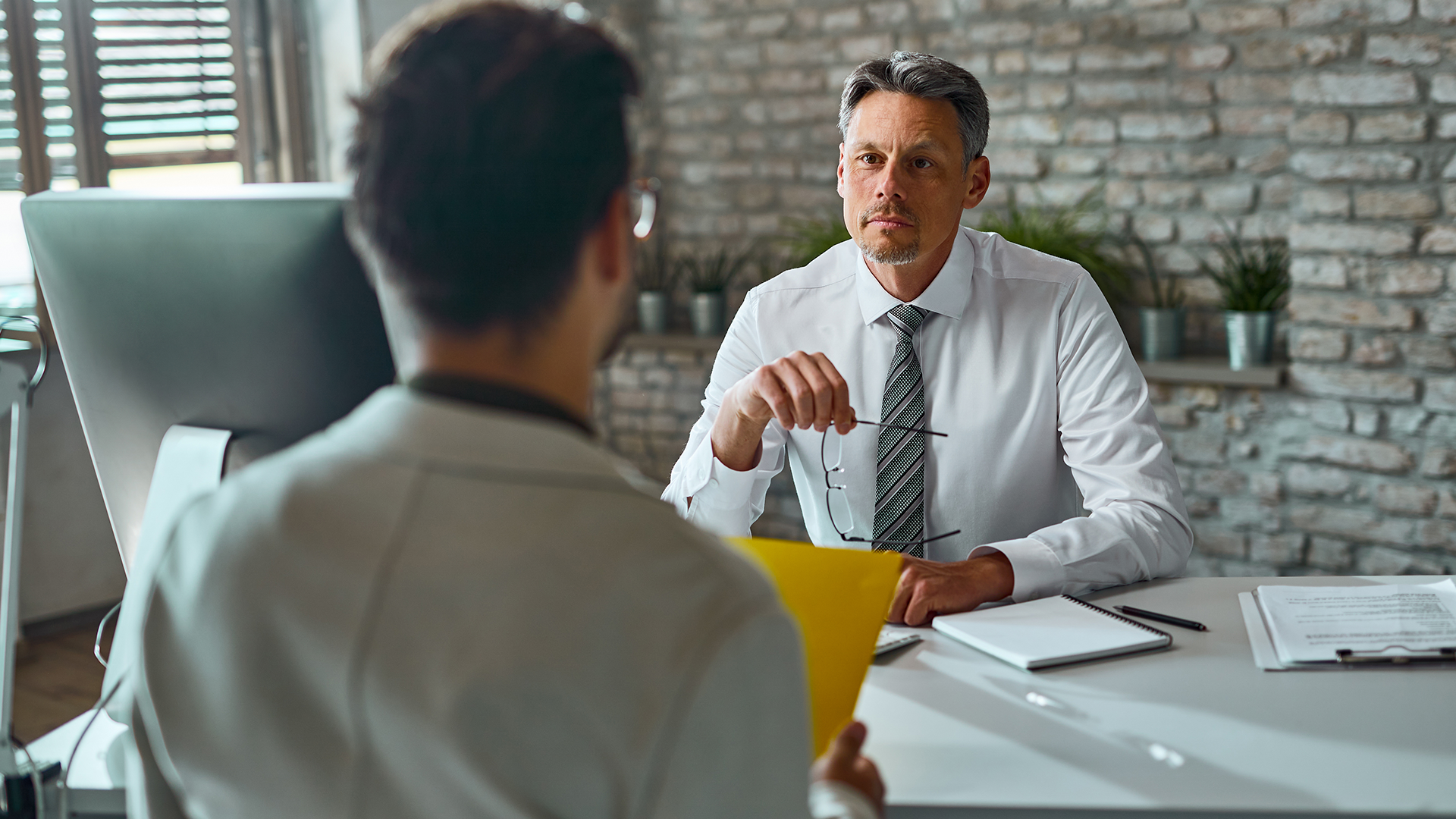 اكتشف في هذا الدليل الشامل للمقابلات الشخصية كيف تجيب بثقة وتكسب الوظيفة التي تحلم بها. تعلّم أهم النصائح، الأخطاء الشائعة، وأساليب النجاح في مقابلات التوظيف.